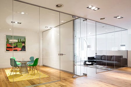 Двери из стекла: виды и характеристики